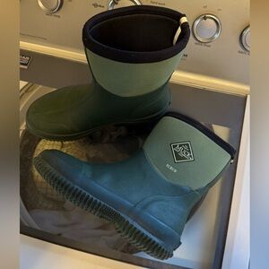 Muck Boot waterproof boots men size 5/ wms 6. Slightly used.